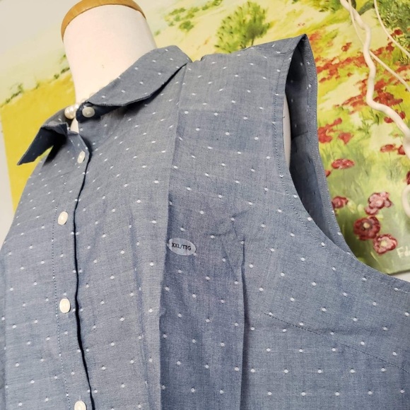 Never wore Van Heusen button down shirt - Picture 5 of 8